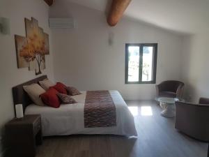 Postel nebo postele na pokoji v ubytování Mas Des Fugueyrolles + 28 fotografií