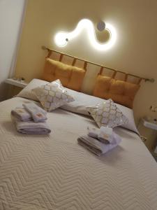 um quarto com uma cama com toalhas em B&b regina del porto em Porto Empedocle