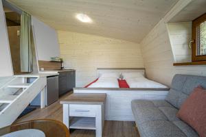 mały pokój z łóżkiem w małym domku w obiekcie Apartmány Chata Jedlová hora w mieście Jiřetín pod Jedlovou