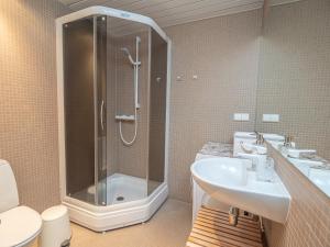 ein Bad mit einer Dusche, einem Waschbecken und einem WC in der Unterkunft Pärnu Ranna Residents in Pärnu