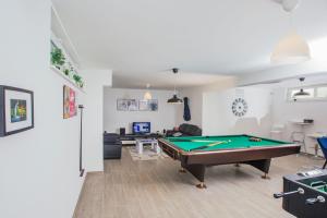 una sala de estar con una mesa de billar en Mandalina HR Luxury Villa with Private Pool, Tennis Court and Boccie Alley, en Donji Proložac