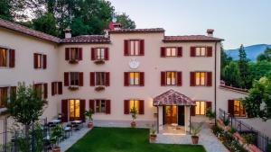 una vista exterior de una casa grande con patio en Agriturismo Torreghiotta, en Pistoia