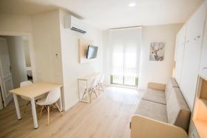 Televisyen dan/atau pusat hiburan di Apartamentos Plaza de Santiago - Estudios Turisticos - 1 LLAVE