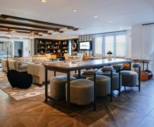 Posezení v ubytování Hotel Amarano Burbank-Hollywood