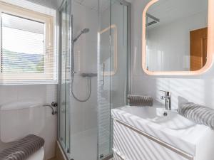 łazienka z prysznicem, umywalką i lustrem w obiekcie Chalet Achenberg w mieście Brixen im Thale +7 zdjęć