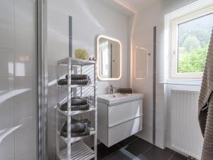 łazienka z umywalką i lustrem w obiekcie Chalet Achenberg w mieście Brixen im Thale