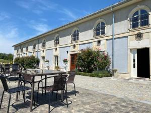 a table and chairs in front of a building at Stary Folwark Machnice in Machnice