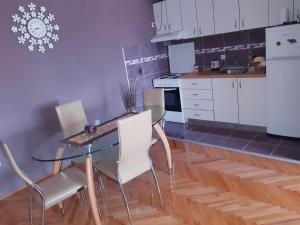 Kuchyň nebo kuchyňský kout v ubytování Lovely L home BN centar -Rent a car automatic