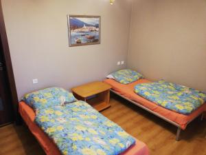 Cette chambre comprend 2 lits et une table. dans l'établissement Andrychów Apartment, à Andrychów