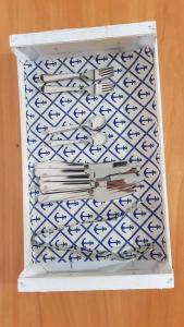 聖塔·馬里亞·迪·卡斯特的住宿－Pepi B&B，盒子上装叉子和勺子