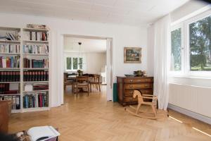 een woonkamer met een stoel, een bureau en een tafel bij Haus Hirt - Idyllisch wohnen zwischen Augsburg und München in Klosterlechfeld