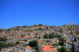 Blick auf eine Stadt mit Häusern auf einem Hügel in der Unterkunft Golden Crown Old City Hotel in Nazareth