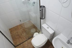 A bathroom at Refugio Maresias, para 10 pessoas