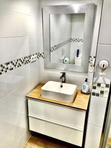biała łazienka z umywalką i lustrem w obiekcie Beach apartment w mieście Torrevieja +22 zdjęcia