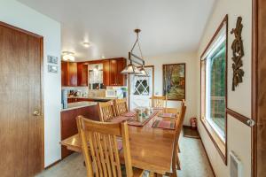 cocina y comedor con mesa y sillas en Pinecone Cabin en Eastsound