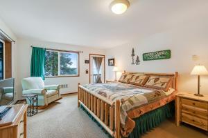 Postel nebo postele na pokoji v ubytování Pinecone Cabin