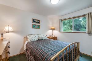 Postel nebo postele na pokoji v ubytování Pinecone Cabin