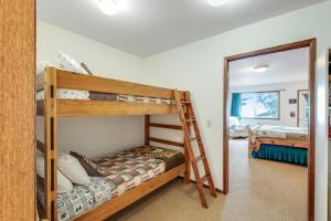 Postel nebo postele na pokoji v ubytování Pinecone Cabin