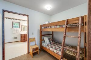 Postel nebo postele na pokoji v ubytování Pinecone Cabin