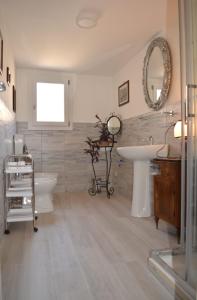 een badkamer met een wastafel, een bad en een spiegel bij Amaranta in Palermo