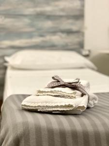un mucchio di asciugamani seduti sopra un letto di MAISON MARIANNA B&B - ETNA - a Nicolosi