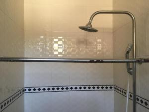 łazienka z prysznicem z lampką w obiekcie Dodoma Siesta Inn w Dodomie