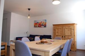 - une salle à manger avec une table et des chaises en bois dans l'établissement Dolomitica, nuovo, fino a 6 Persone, à Vols am Schlern