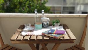 una mesa de madera con un libro en el balcón en Lisbon Retreat - Entrecampos, en Lisboa
