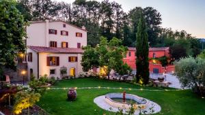 an estate with a fountain in the middle of a yard at Agriturismo Torreghiotta in Pistoia