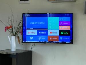 TV a/nebo společenská místnost v ubytování Caleton Group