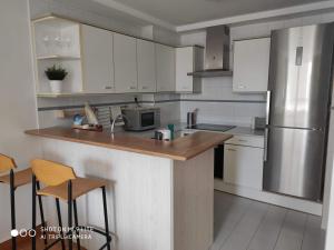 Kuchyňa alebo kuchynka v ubytovaní Luminoso y acogedor apartamento en la playa