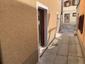Une allée avec une porte dans un bâtiment dans l'établissement Apartment Old Town Izola, à Izola