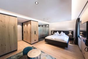En eller flere senge i et værelse på Hotel Bradabella - Montafon