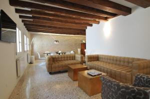 a living room with leather couches and a table at Apt Teatro in Venice