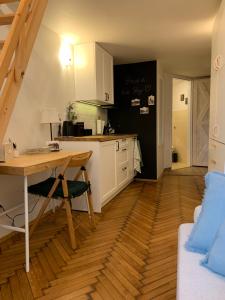 uma cozinha com uma mesa e uma secretária num quarto em Charming Studio em Cracóvia