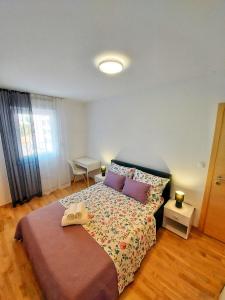 sypialnia z łóżkiem z dwoma butami w obiekcie Tusculum apartment Solin w mieście Solin