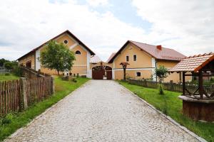 una strada di ciottoli di fronte a una casa di Statek Selský Dvůr a Milhostov