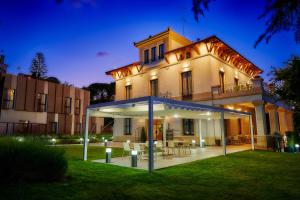 uma casa grande com um gazebo no quintal em Hotel Arrey Alella em Alella