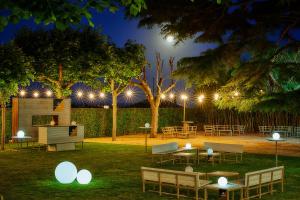 A garden outside Hotel Arrey Alella