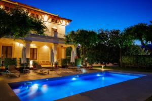 The swimming pool at or close to Hotel Arrey Alella
