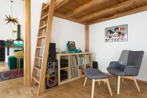 Posedenie v ubytovaní PRZEPIĘKNY APARTAMENT w sercu Starego Miasta