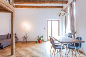 Posedenie v ubytovaní PRZEPIĘKNY APARTAMENT w sercu Starego Miasta