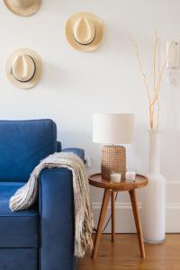 sala de estar con sofá azul y mesa en Own Places Clérigos Apartments, en Oporto