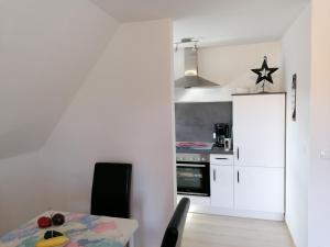eine kleine Küche mit einem Tisch und einem Kühlschrank in der Unterkunft Ferienhaus Suedhang in Winterberg