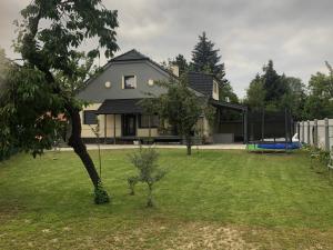 ein Haus mit einem Hof mit Spielplatz in der Unterkunft U babky in Piešťany