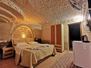 Llit o llits en una habitació de Falcon Cave Suites