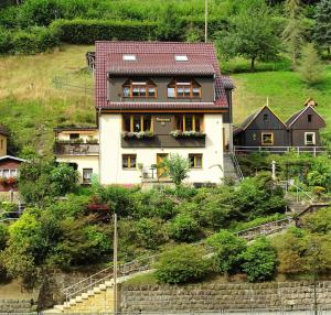 ein Haus am Hang eines Hügels in der Unterkunft Ferienwohnung Morgensonne Kurort Rathen in Rathen