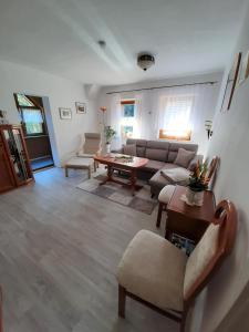 ein Wohnzimmer mit einem Sofa und einem Tisch in der Unterkunft Ferienwohnung Morgensonne Kurort Rathen in Rathen