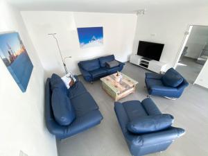una vista aérea de una sala de estar con muebles azules en Apartment Schanzenstraße 690 m ü. M en Winterberg