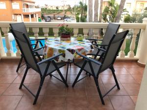 einen Tisch mit zwei Stühlen und einer Tischdecke auf dem Tisch in der Unterkunft Casa Denia in Denia